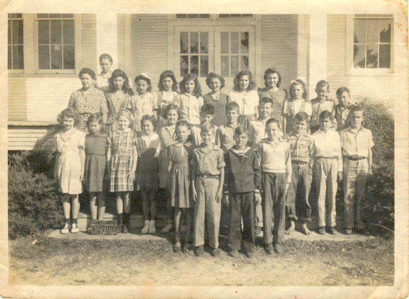 e-j-(barefoot)-in-group-photo-at-oak-hill-(c)1947.jpg