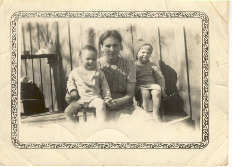 janice,-oma-&-jo-ann--(c)-1940.jpg
