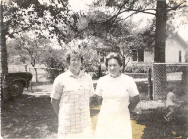 jo-ann,-oma-&-(prob)-betsy,-(c)-1970.jpg